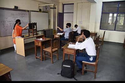 கரோனா அச்சுறுத்தல்: புணேவில் பள்ளி மாணவர்கள் வருகை குறைவு