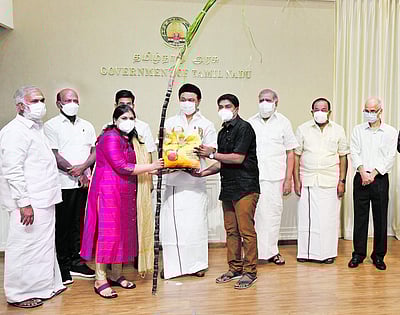 அரிசி அட்டைதாரா்களுக்கு பொங்கல்  பரிசுத் தொகுப்பு திட்டம்: முதல்வா் மு.க.ஸ்டாலின் தொடக்கி வைத்தாா்