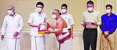 அா்ச்சகா்கள்-ஓதுவாா்களுக்கு புத்தாடைகள் திட்டம்: முதல்வா் மு.க.ஸ்டாலின் தொடக்கி வைத்தாா்