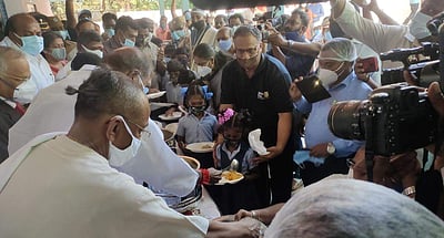 புதுச்சேரி: மாணவர்களுக்கு அட்சயபாத்திரா சேவை அமைப்பு மூலம் மதிய உணவுத் திட்டம் தொடக்கம்