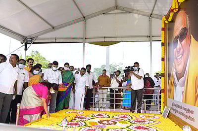 கனிமொழி பிறந்தநாள்: கருணாநிதி நினைவிடத்தில் மலர்தூவி மரியாதை