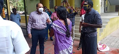 ஈரோட்டில் ஆட்சியர் முன் தீக்குளிக்க தம்பதி முயற்சி, பரபரப்பு