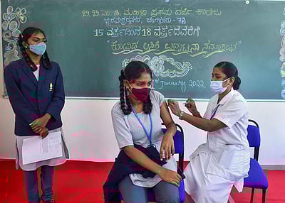 15-18 வயதுடைய 1 கோடி சிறார்களுக்குத் தடுப்பூசி செலுத்தப்பட்டுள்ளன- மன்சுக் மாண்டவியா