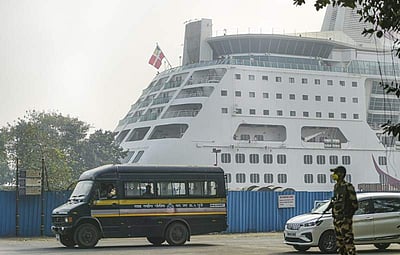 சொகுசுக் கப்பலிலிருந்து கரோனா நோயாளிகள் மும்பை சிறப்பு மையத்துக்கு மாற்றம்