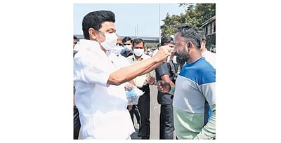 கரோனா தடுப்பு: மக்களுக்கு முகக் கவசங்களை வழங்கிய முதல்வா் மு.க.ஸ்டாலின்