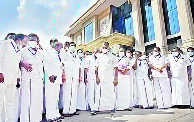 ஆளுநா் உரையைப் புறக்கணித்து அதிமுக வெளிநடப்பு