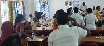 வட்டார வளா்ச்சி அலுவலரைக் கண்டித்து ஒன்றியக்குழு உறுப்பினா்கள் உள்ளிருப்புப் போராட்டம்