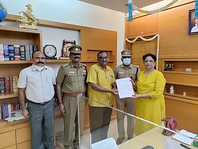 சாலையில் கிடந்த ரூ.1 லட்சத்தை ஒப்படைத்தவருக்குப் பாராட்டு