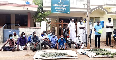 உடுமலை பட்டு வளா்ச்சி அலுவலகத்தை முற்றுகையிட்டு விவசாயிகள் போராட்டம்