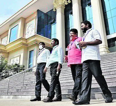 நீட் விவகாரம்: ஆளுநரைப் புறக்கணித்து விசிக வெளிநடப்பு