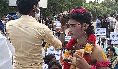 புதுக்கோட்டையில் முத்தமிழ் நாடக நடிகர்கள் சங்கத்தினர் மறியல்