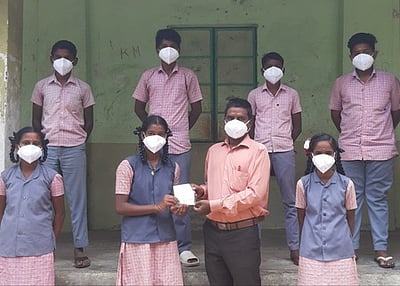 மாணவா்களுக்கு முகக் கவசம்