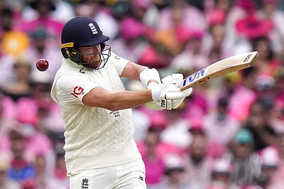 இங்கிலாந்து வீரர்களை இழிவுபடுத்திய சம்பவம்: பாதுகாவலர்களால் வெளியேற்றப்பட்ட ஆஸி. ரசிகர்கள்