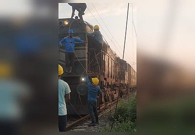 தண்டவாளத்தில் மின்சார வயர்: சிலம்பு விரைவு ரயில் தாமதம்