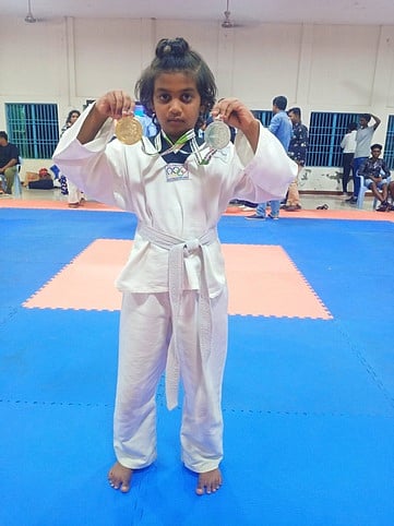 மாநில டேக்வாண்டோ போட்டியில் கரூா் அரசுப் பள்ளி மாணவி சிறப்பிடம்