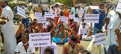 நாடக நடிகா்கள் சாலை மறியல்: 70 போ் கைது