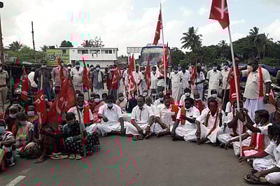 கூத்தாநல்லூர்: காப்பீட்டில் விடுபட்ட கிராமங்களுக்கும் இழப்பீடு வழங்கக்கோரி சாலை மறியல்