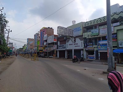 போடியில் முழு பொதுமுடக்கம்: வெறிச்சோடிய சாலைகள்