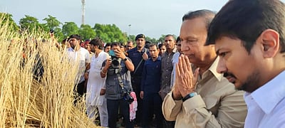 முலாயம் சிங் இறுதிச் சடங்கில் டி.ஆர்.பாலு, உதயநிதி பங்கேற்பு