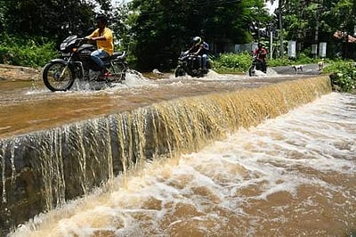 சேலத்தில் கனமழை: பாலத்தின் மீது தண்ணீர் செல்வதால் போக்குவரத்து துண்டிப்பு