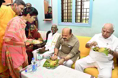 தலித் வீட்டில் உணவருந்திய எடியூரப்பா, பசவராஜ் பொம்மை! சர்ச்சையாகும் புகைப்படங்கள்?