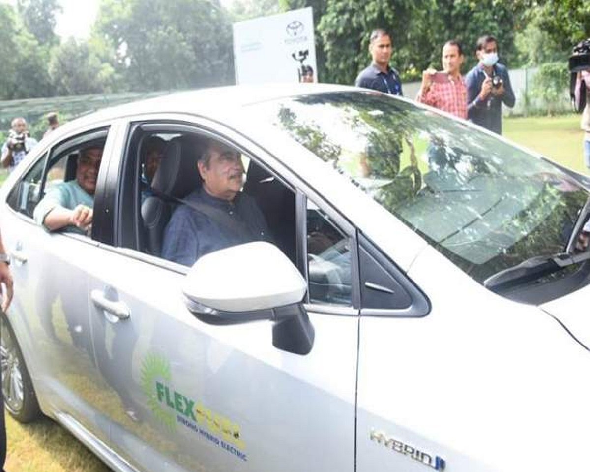 100% எத்தனால், மின்சாரத்தில் இயங்கும் கலப்பின வாகனம்: அமைச்சா் நிதின் கட்கரி தொடங்கிவைத்தாா்