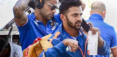 விமான நிலையத்தில் உதவி கேட்ட ஷர்துல் தாக்குர்!