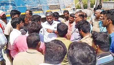 வாலாஜாபேட்டை அருகே கல்குவாரி லாரிகளை சிறைப்பிடித்து மக்கள் போராட்டம்