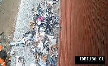 போனஸ் கொடுக்காத கடை முன் குப்பை கொட்டிய தூய்மைப் பணியாளர்!