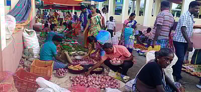 மானாமதுரை வாரச்சந்தை வளாகத்துக்குள்கடைகள் அமைப்பு: பொருள்கள் வாங்க பொதுமக்கள் திரண்டனா்