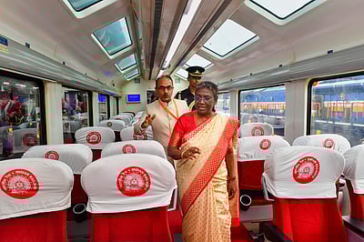 கொல்கத்தா-அகர்தலா இடையேயான முதல் விரைவு ரயிலைத் தொடங்கி வைத்தார் முர்மு!