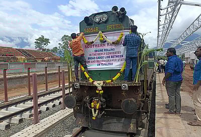 போடி- தேனி அகல ரயில் பாதைப் பணிகளை அதிகாரிகள் ஆய்வு