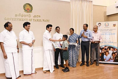 பள்ளி மாணவா்கள்-ஆசிரியா்களுக்கான தனி இதழ்கள்: முதல்வா் மு.க.ஸ்டாலின் வெளியிட்டாா்