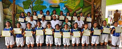 மாநில கபடிப் போட்டிக்குத் தகுதி: பள்ளி மாணவா்களுக்குப் பாராட்டு