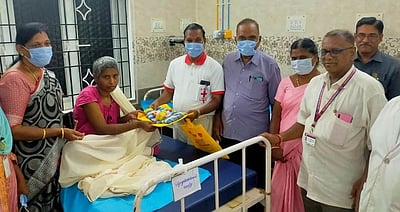 மீட்கப்பட்ட முதியவா்களுக்கு நிவாரணப் பொருள்கள் அளிப்பு