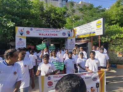 ஊழலற்ற இந்தியா விழிப்புணா்வு நடைபயணம்: கல்லூரி மாணவா்கள் பங்கேற்பு