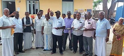 ஓய்வு பெற்ற சத்துணவு அமைப்பாளா்கள் ஆா்ப்பாட்டம்