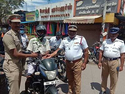 தலைக்கவசம் அணிந்து வந்தவா்களுக்கு மரக்கன்றுகள் பரிசளிப்பு