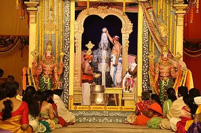 ஏழுமலையானுக்கு பாலபிஷேகம்: ஹைதராபாதில் திரண்ட பக்தா்கள்