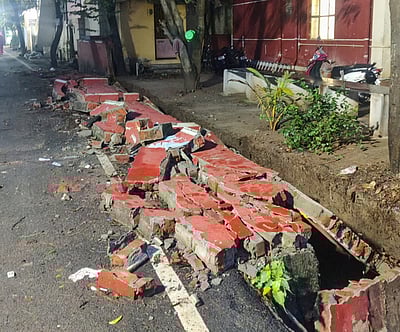 பலத்த மழை: போடியில் காவல் நிலைய சுற்றுச் சுவா் இடிந்து விழுந்து சேதம்