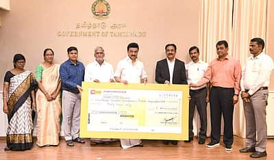 2000 கோயில்களில் பூஜைக்காக ரூ.40 கோடி வைப்பு நிதிக்கான காசோலை: முதல்வர் வழங்கினார்