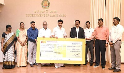 2000 கோயில்களில் பூஜைக்காக ரூ.40 கோடி வைப்பு நிதிக்கான காசோலை: முதல்வர் வழங்கினார்