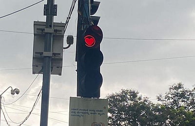 சிவப்பு நிற இதயத்தைப் பார்த்தால் வாகனத்தை நிறுத்தவும்.. பெங்களூரு சிக்னல்களில் அதிசயம்