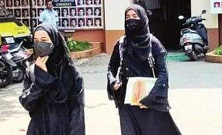 ஹிஜாப் தடையை கா்நாடக அரசு திரும்பப் பெற வேண்டும்