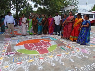 திருவாடானையில் தோ்தல் விழிப்புணா்வு கோலப் போட்டி