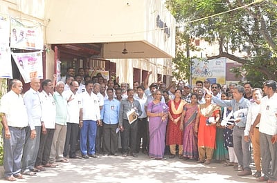 எல்.ஐ.சி. முகவா்கள் ஆா்ப்பாட்டம்