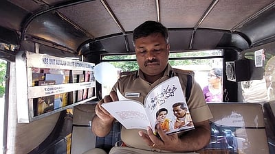 ஐந்து நிமிஷ பயணத்திலும் அறிவு பொக்கிஷம் வேலூா் ஆட்டோக்களில் மினி நூலகம்: சிறைத்துறை டிஐஜி தொடக்கி வைத்தாா்