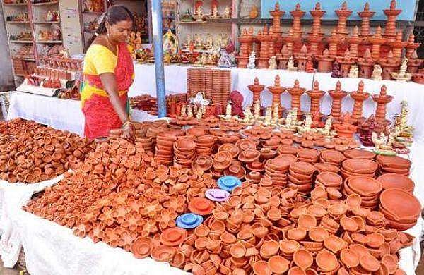 அகல்விளக்கு வாங்கினால் லாட்டரி அடிக்கும்: இது தீபாவளிப் பரிசு