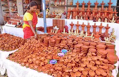 அகல்விளக்கு வாங்கினால் லாட்டரி அடிக்கும்: இது தீபாவளிப் பரிசு