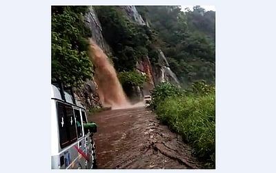 தொடா் மழை: கொட்டகுடி ஆறு, போடி மெட்டு சாலையில் வெள்ளப் பெருக்கு